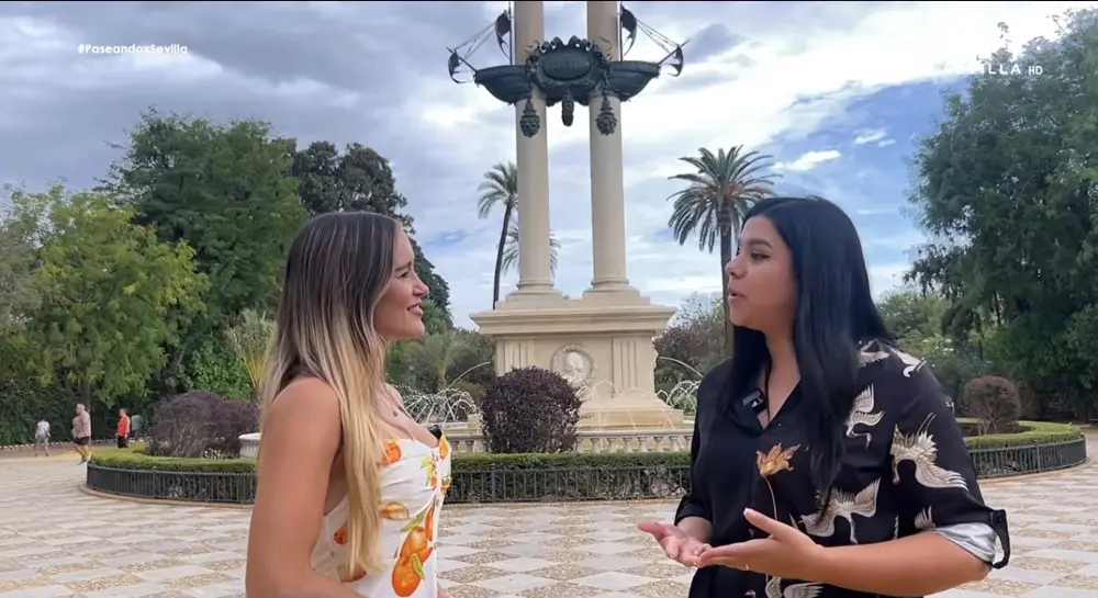 Alba, Schöpferin der Casa Sefardí und Guide bei Altai Turismo, mit der Moderatorin von „Paseando x Sevilla“ am Kolumbus-Denkmal bei den Murillo-Gärten in Sevilla