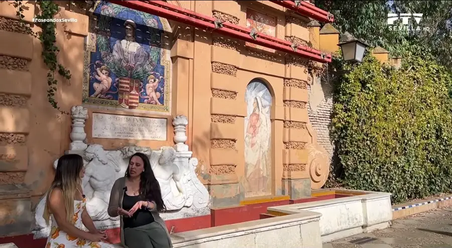 Laura, Guide bei Altai Turismo, mit der Moderatorin von „Paseando x Sevilla“ am Brunnen der Catalina de Ribera in Sevilla