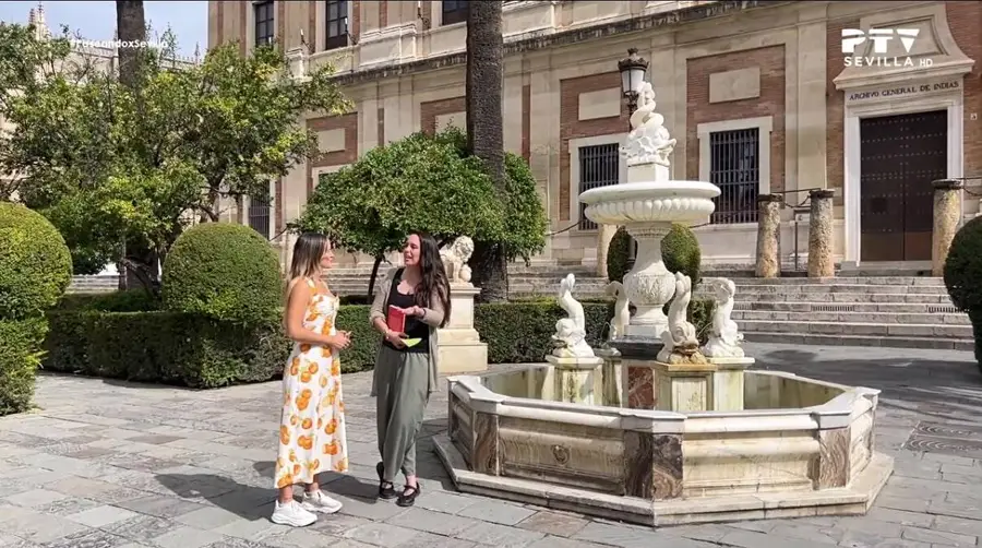 Laura mit ihrem Buch in der Hand und die Moderatorin von „Paseando x Sevilla“ am Brunnen vor dem Archivo General de Indias in Sevilla