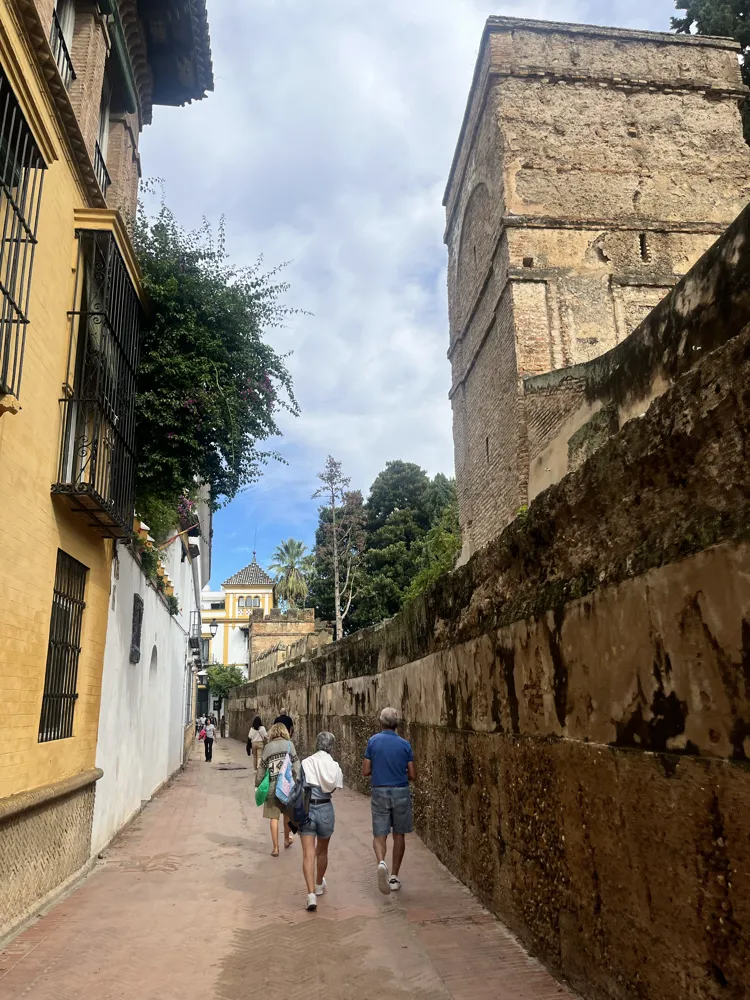 Spaziergang an der Mauer des alten Judenviertels im Barrio de Santa Cruz, Sevilla