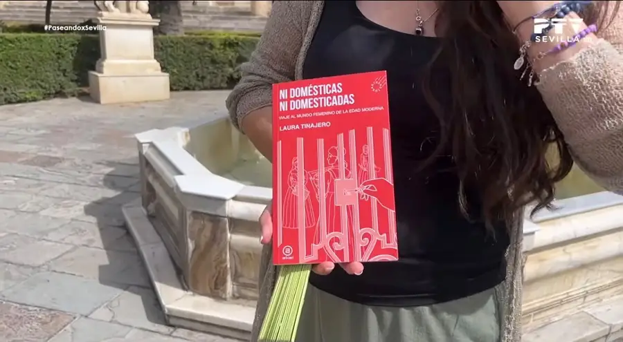 Rotes Cover von „Ni domésticas ni domesticadas. Viaje al mundo femenino de la Edad Moderna“ von Laura Tinajero, erschienen bei Akal