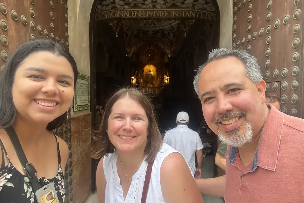 At the door of Santa María la Blanca, a former synagogue of Seville, with the altarpiece behind