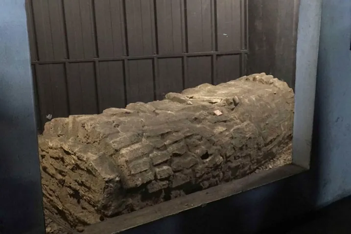 Ziegelgrab aus dem alten jüdischen Friedhof, ausgestellt auf der Unterebene der Tiefgarage Cano y Cueto