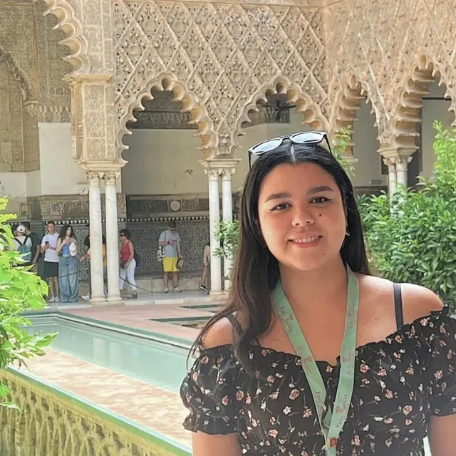 Alba, Koordinatorin und offizielle Reiseleiterin bei Altai Turismo, im Real Alcázar von Sevilla