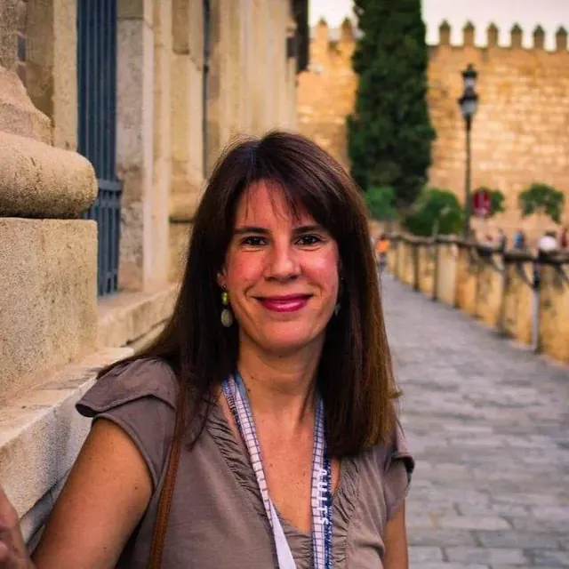 Beatriz, offizielle Reiseleitung bei Altai Turismo, an der Stadtmauer