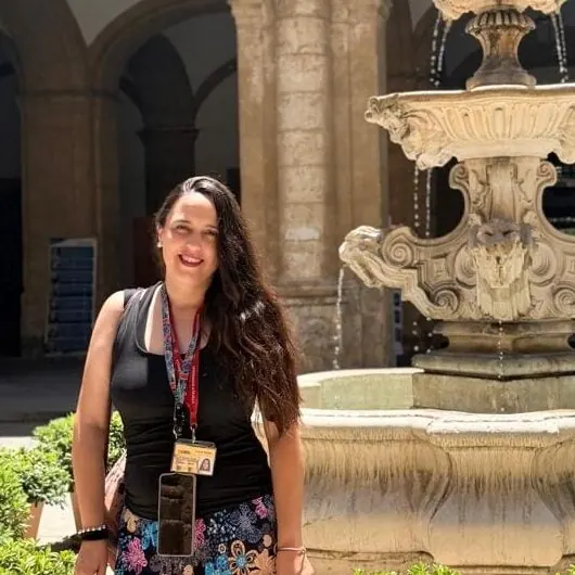 Laura, offizielle Reiseleitung bei Altai Turismo, in einem historischen Patio