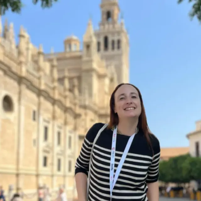 Mila, offizielle Reiseleitung bei Altai Turismo, vor der Kathedrale von Sevilla
