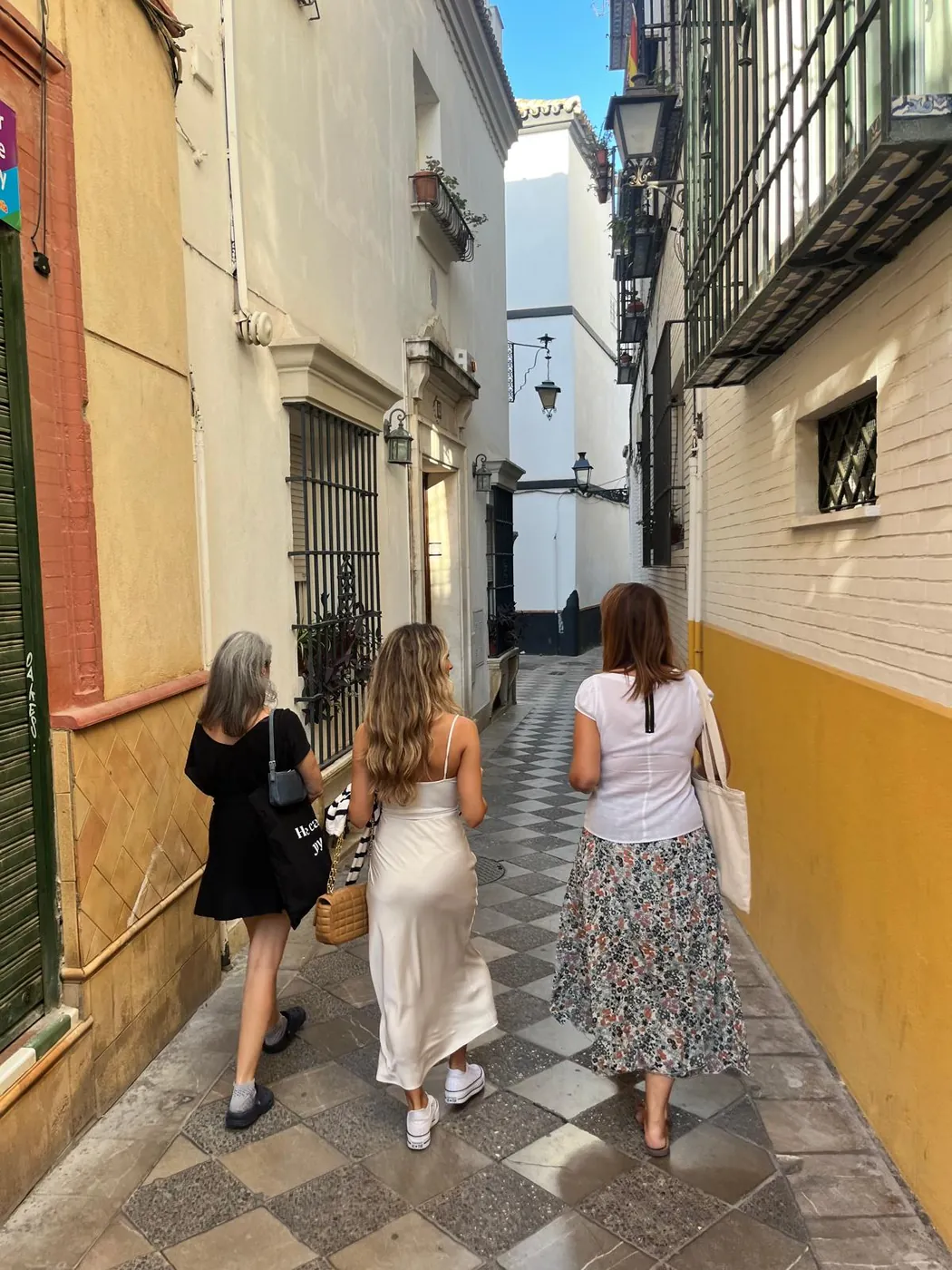 Durch eine enge Gasse des Viertels Santa Cruz, dem alten Judenviertel Sevillas