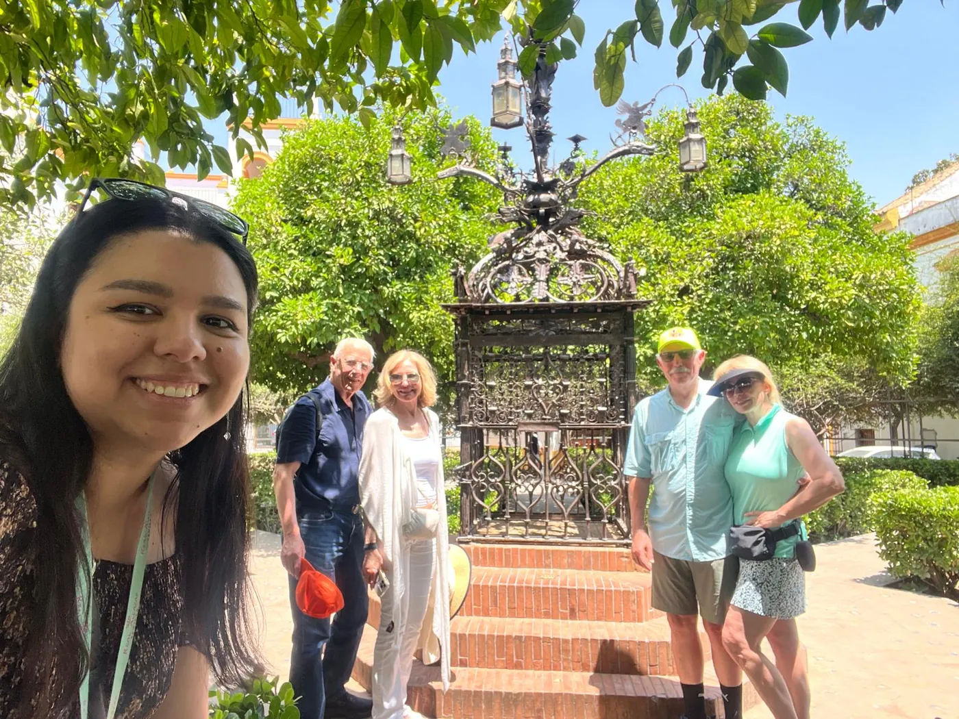 Gruppe an der Cruz de la Cerrajería auf der Plaza de Santa Cruz, wo einst die Hauptsynagoge stand