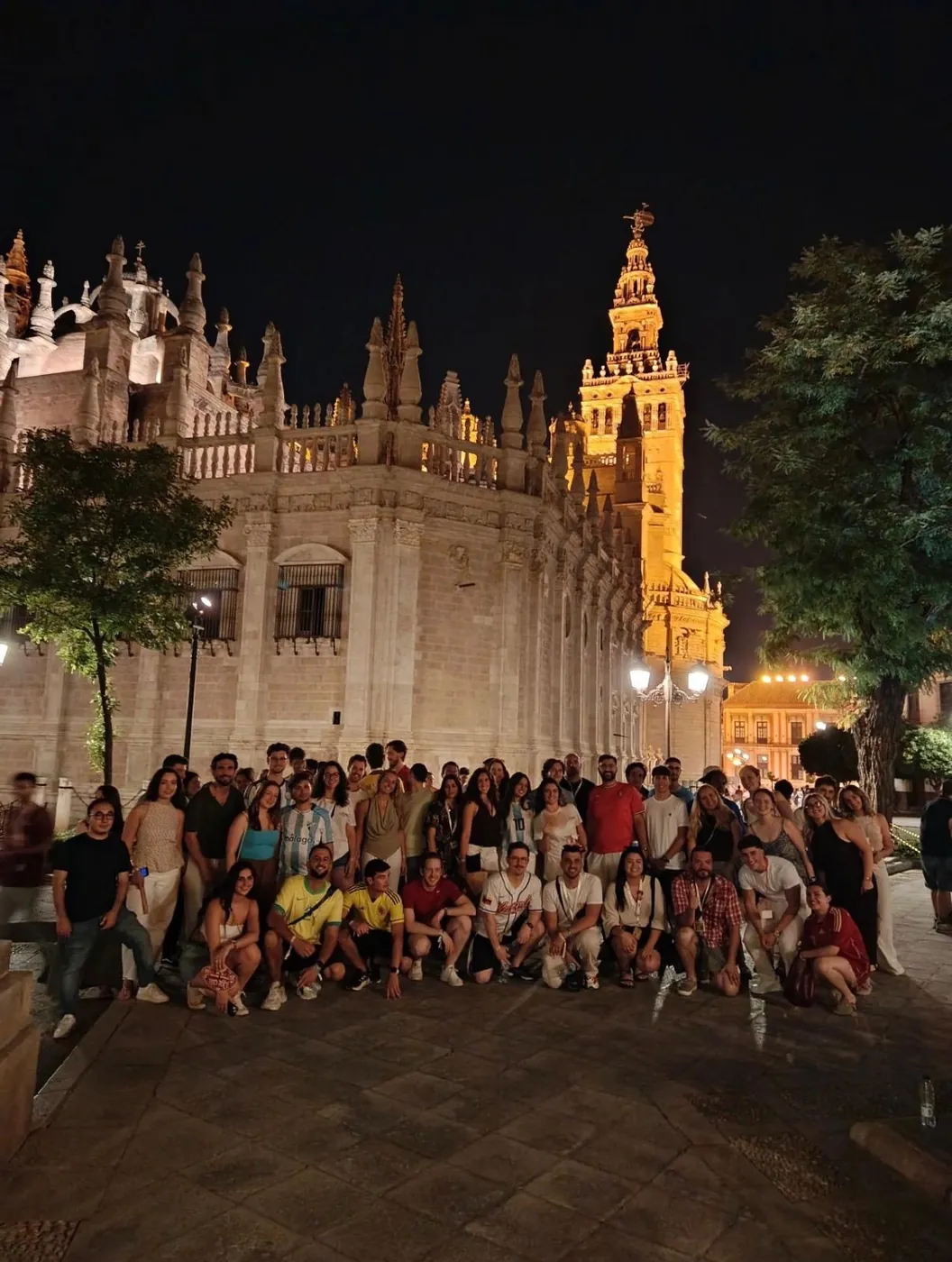 Eine Nachtführung vor der Kathedrale von Sevilla und der erleuchteten Giralda