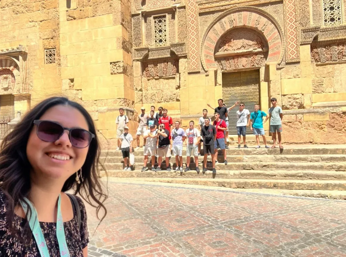Tagesausflug nach Córdoba: die Gruppe an einem der Tore der Moschee-Kathedrale